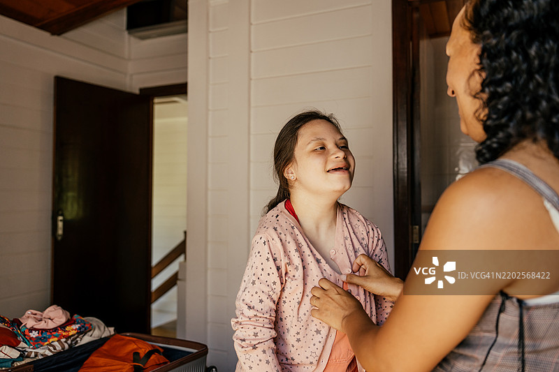 一家人正在收拾行李准备去旅行图片素材