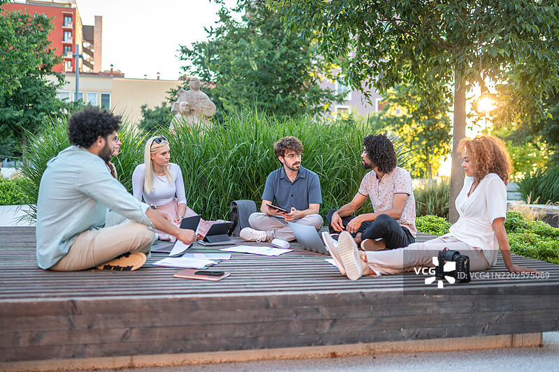 多元化高管在户外战略会议中图片素材
