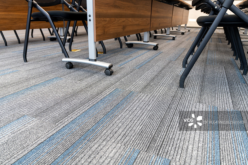办公室地毯与低矮的椅子和桌子角落图片素材