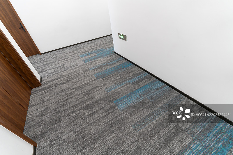 空荡荡的房间内饰与地毯图片素材