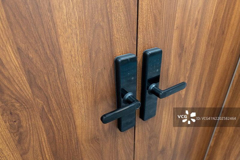 木柜上的黑色门把手图片素材