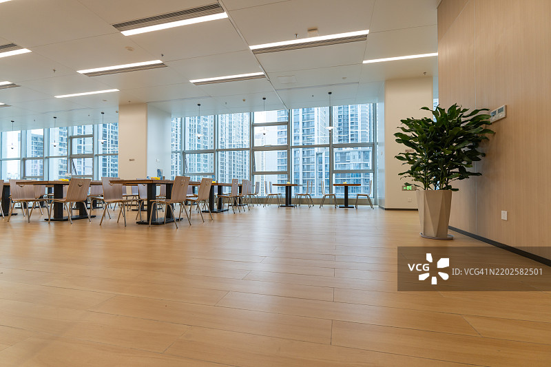 现代办公室空间，配有大窗户和极简设计图片素材