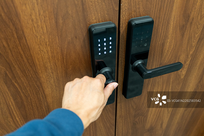 现代电子门锁正在使用中图片素材