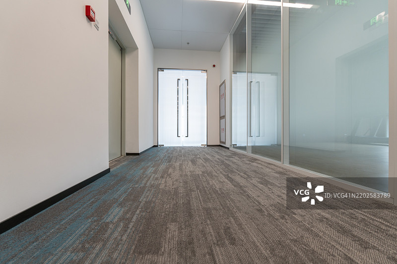 现代办公室走廊配有玻璃隔断图片素材
