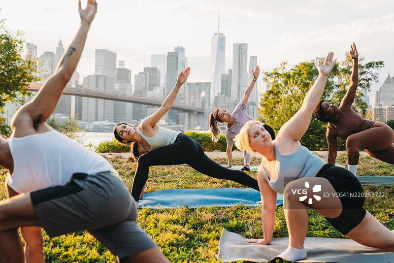 日落时分，城市中的瑜伽课，背景是纽约市天际线图片素材