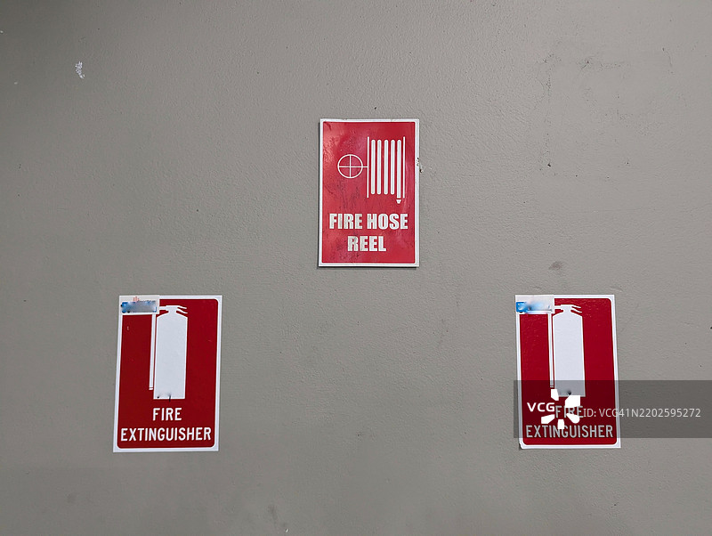 墙上的消防水带和灭火器标志图片素材