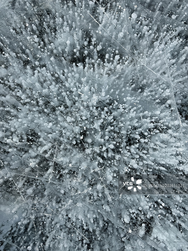 冰冻的冬季贝加尔湖表面，冒出甲烷气泡图片素材