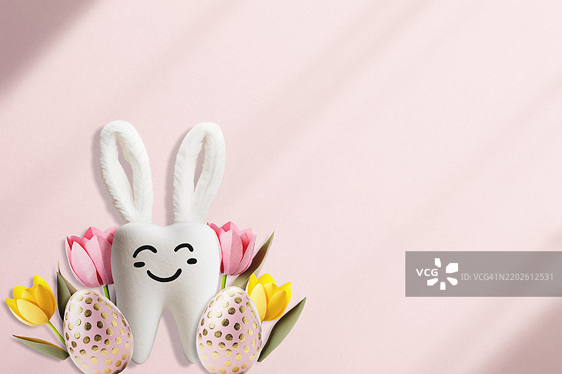 可爱的牙齿戴着复活节兔耳朵和鸡蛋的网页横幅图片素材