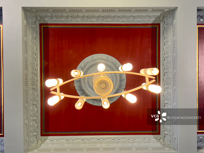 低角度视图下的照明灯具图片素材