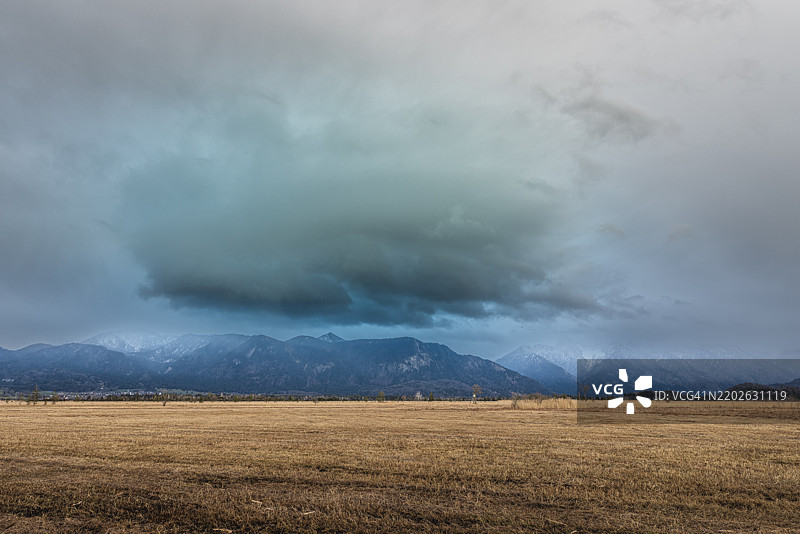 穆尔瑙的穆尔瑙沼泽和埃斯特山脉上空的暴风云。德国，巴伐利亚州，穆尔瑙。图片素材