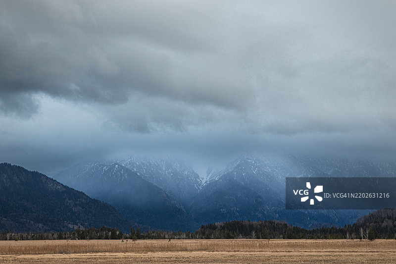 穆尔瑙沼泽和埃斯特山脉在阴郁的日子里。德国巴伐利亚州穆尔瑙。图片素材