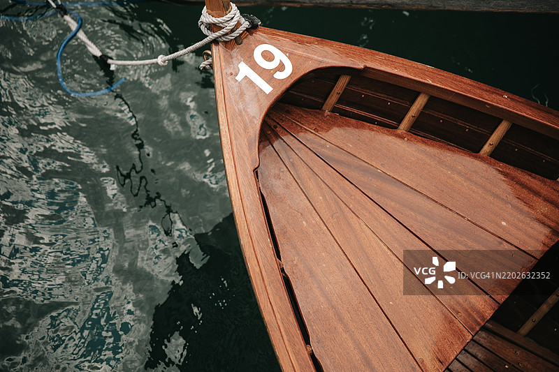 湖中的木船。库存照片。图片素材