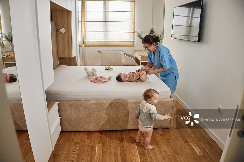 小宝宝接受脊椎按摩或整骨足部按摩图片素材