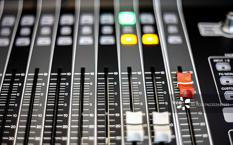 音乐混音台控制面板的特写镜头图片素材