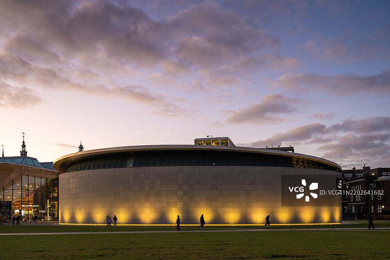 阿姆斯特丹的梵高博物馆在黄昏时分灯光璀璨图片素材