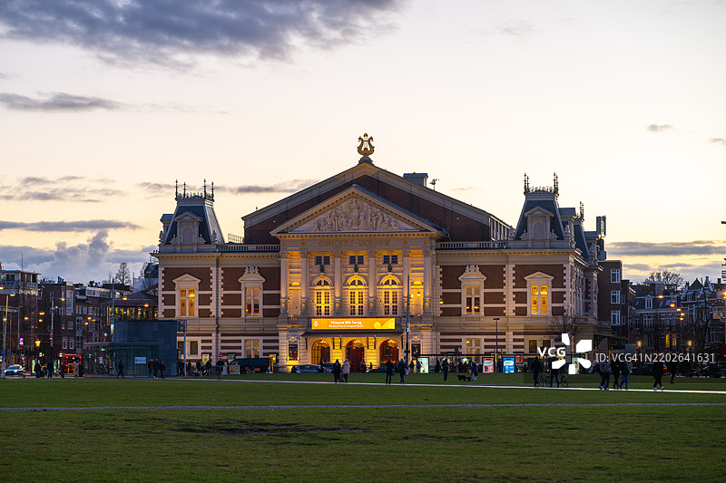 阿姆斯特丹黄昏时分的灯光照亮的音乐厅图片素材