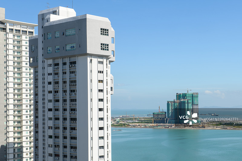 摩天大楼的顶部与填海岛屿图片素材