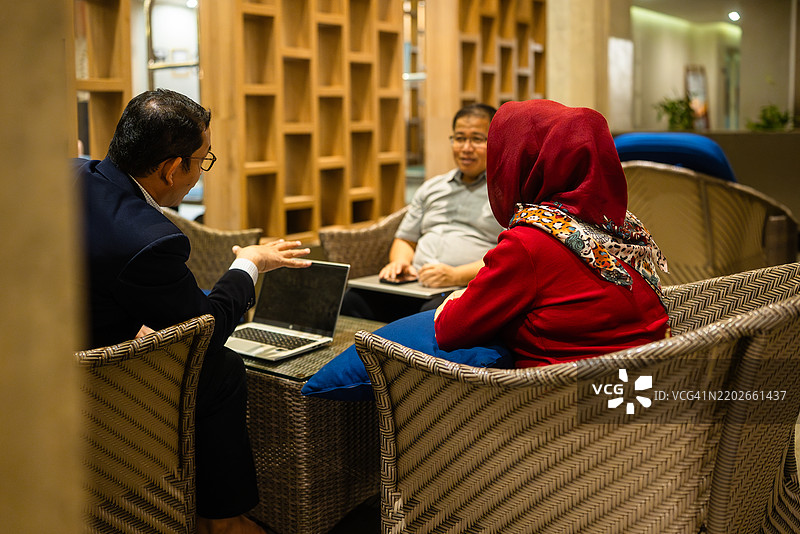 老年夫妇与财务规划师合作图片素材