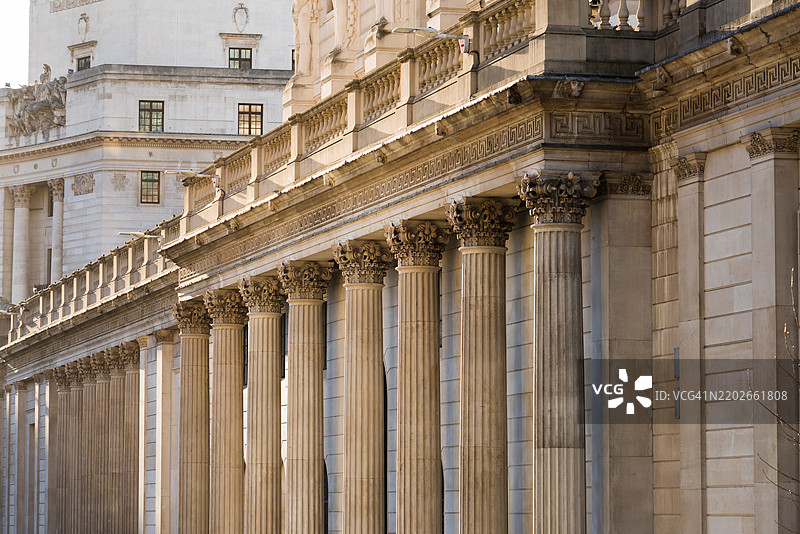 伦敦市线头街英格兰银行的外观在黄昏时分图片素材