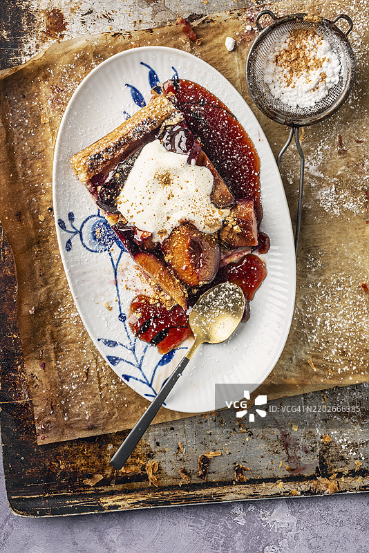 香料梅子和杏仁糖挞图片素材