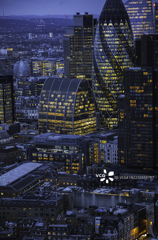 伦敦金融区的黄昏天际线，位于英国伦敦图片素材