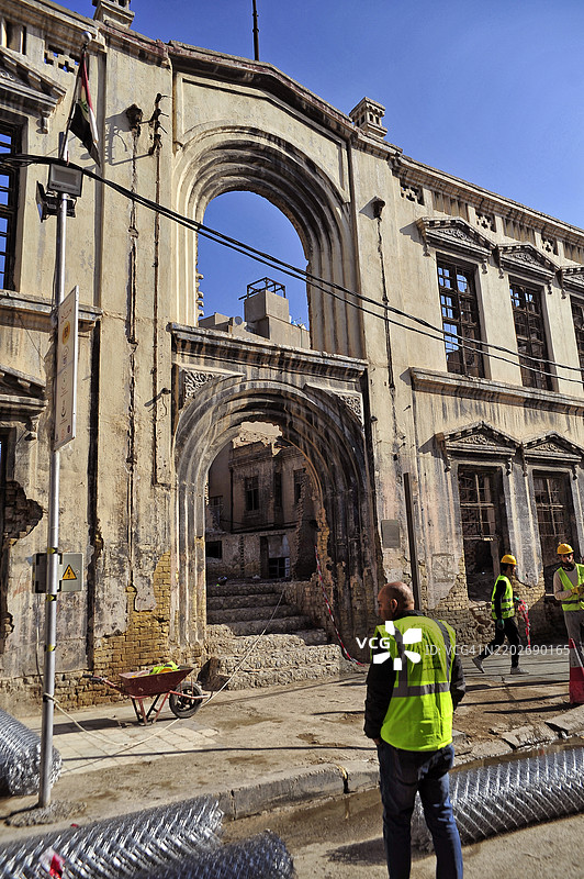 巴格达 - 伊拉克一座受损建筑的修复工作图片素材