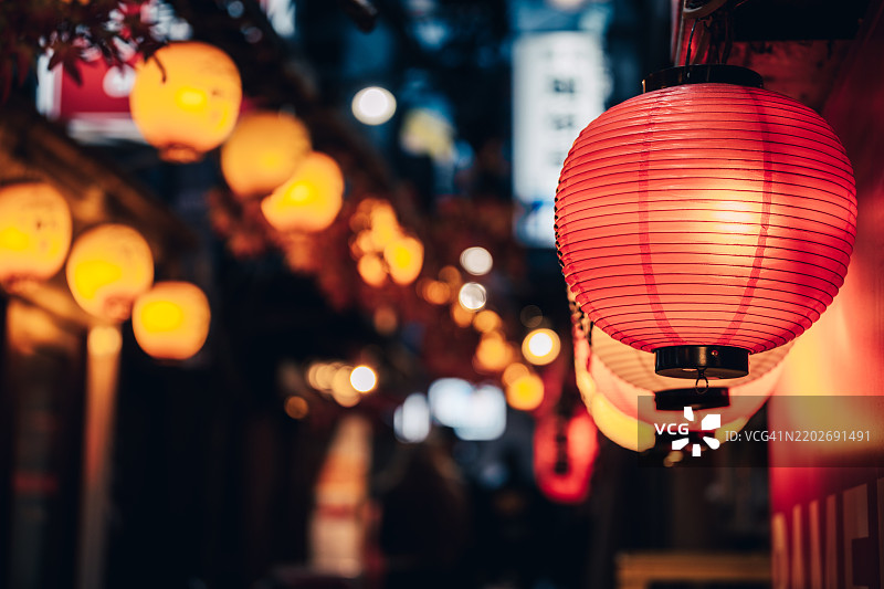 红色纸灯笼照亮了夜市。图片素材