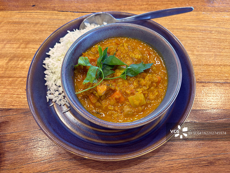 香料番茄扁豆马萨拉咖喱配时令蔬菜，搭配蒸香米饭图片素材