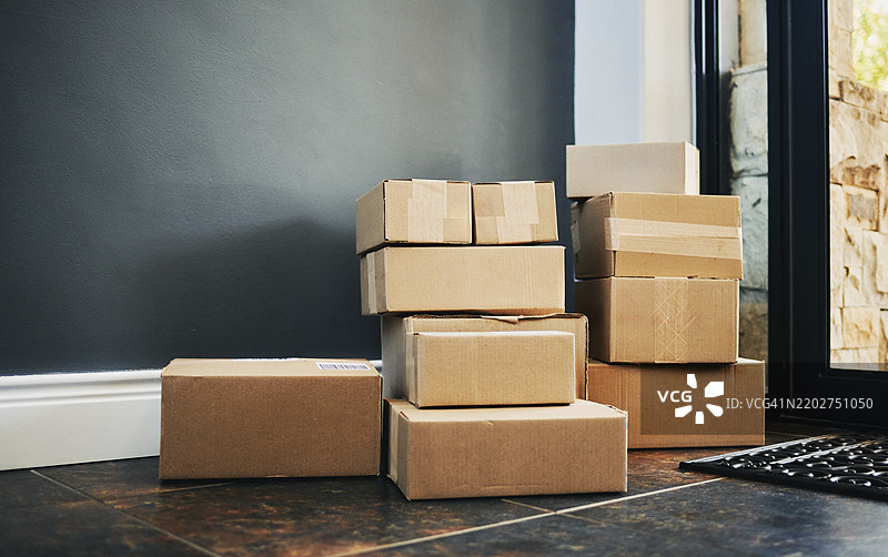 门口堆叠的纸箱图片素材