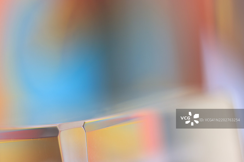 抽象的图像，前景中的玻璃，粉色、蓝色和灰色的书页图片素材