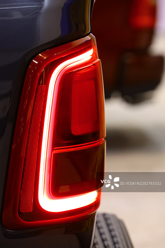 车辆尾灯亮起图片素材