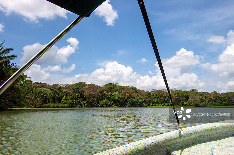 摩托艇穿越巴拿马运河查格雷斯河，科隆省，巴拿马图片素材