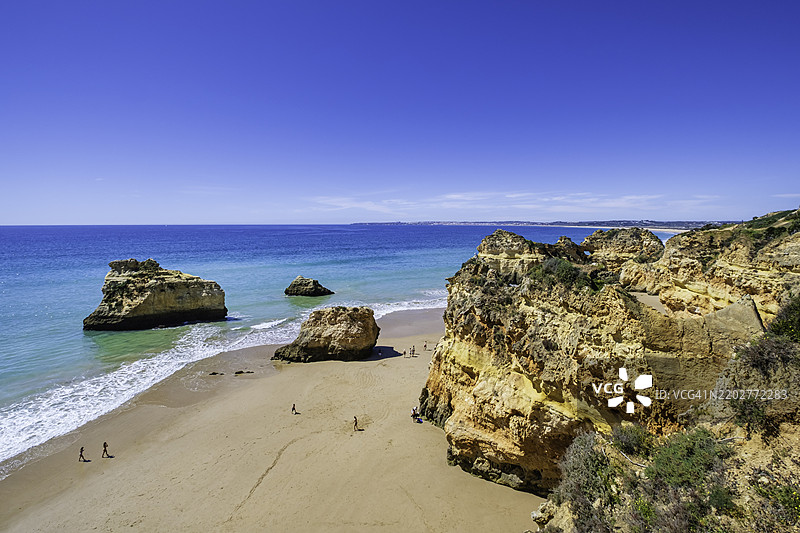 阿尔加维（葡萄牙）的普拉因哈海滩，岩石形成的海滩图片素材