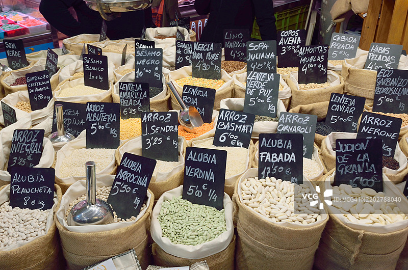 中央市场的豆类批发摊位图片素材