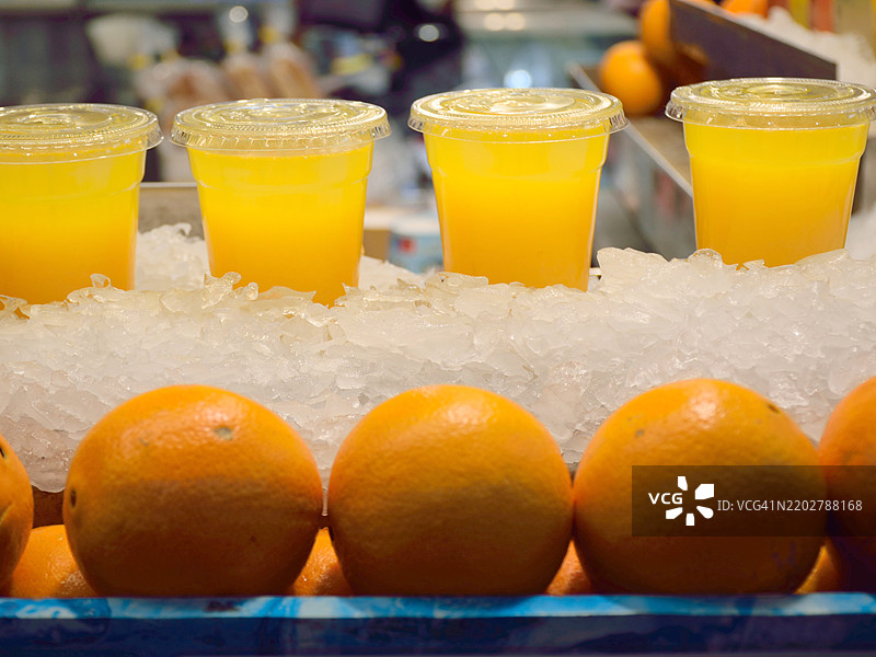 中央市场的橙子和橙汁摊位图片素材