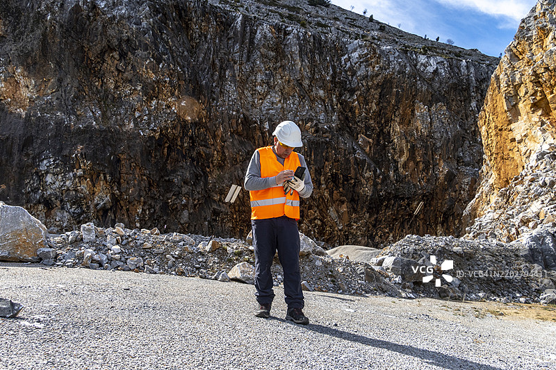 在石材采石场工作的工程师。商业与工业。图片素材