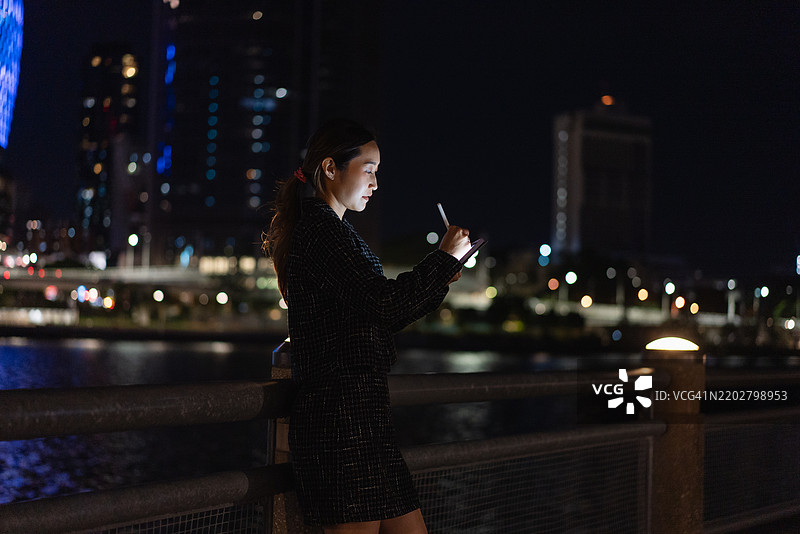 亚洲女商人在办公室外远程使用数字平板电脑工作图片素材