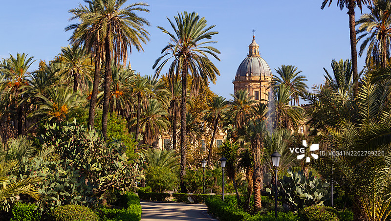 维多利亚广场 / 博南诺别墅，背景为巴勒莫大教堂，意大利西西里岛巴勒莫图片素材