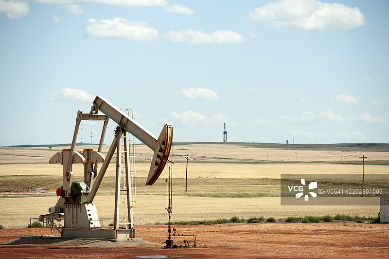 美国2号公路附近的抽油机图片素材