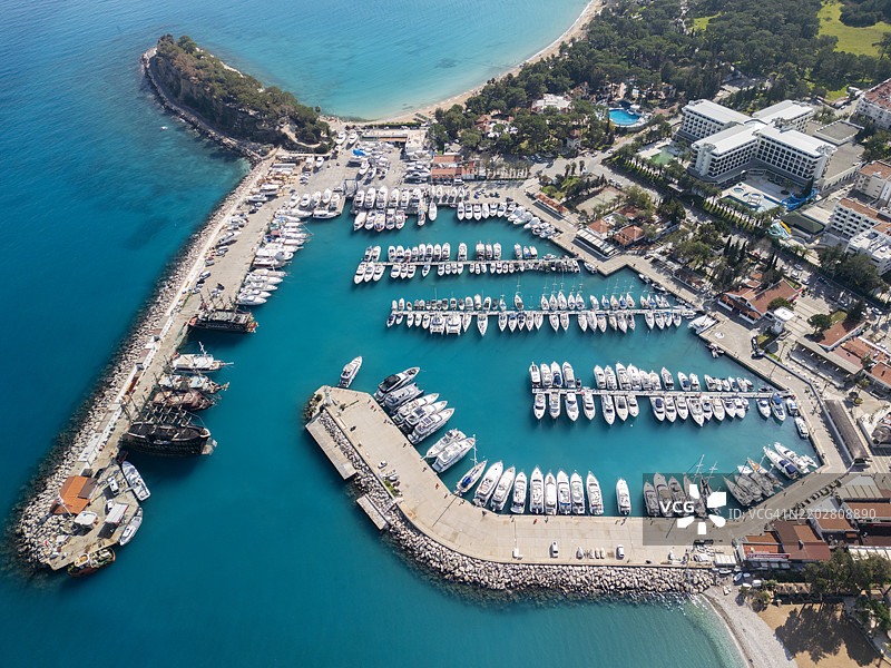 安塔利亚凯梅尔码头的鸟瞰图。图片素材
