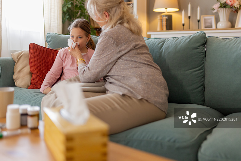 祖母照顾发烧的 granddaughter图片素材