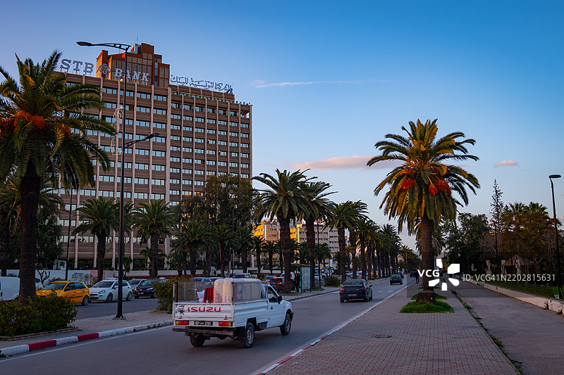 城市的节奏：穆罕默德五世大道上的交通图片素材