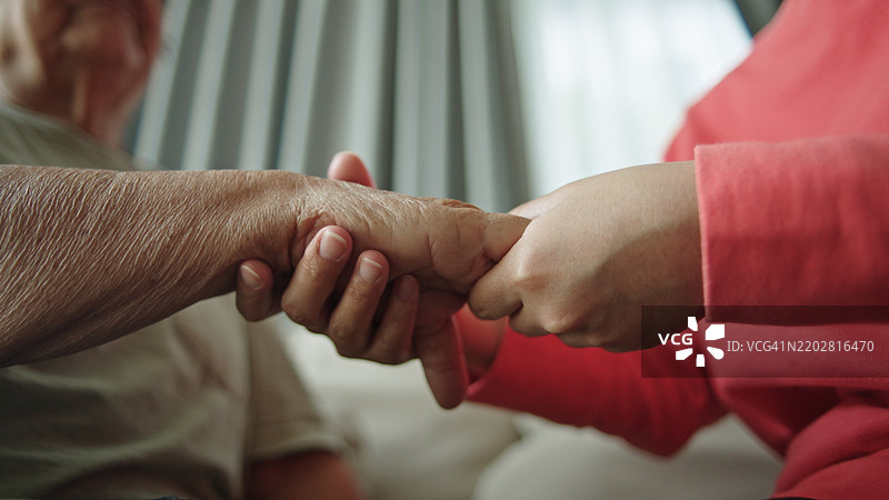 老年人放松按摩。图片素材