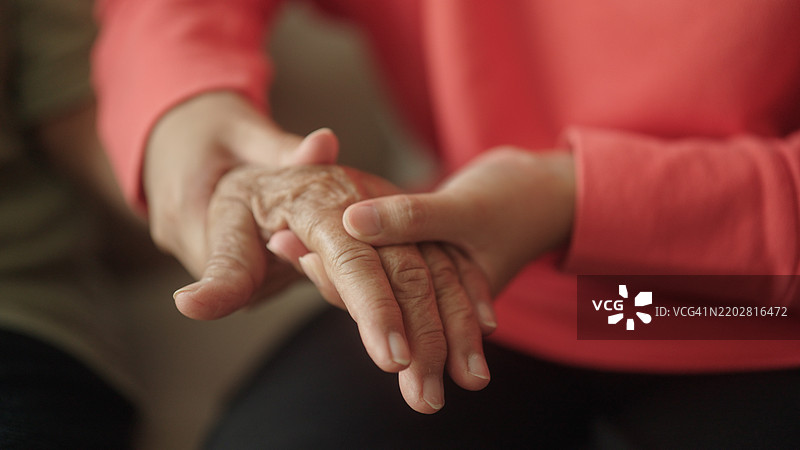 老年人放松按摩。图片素材