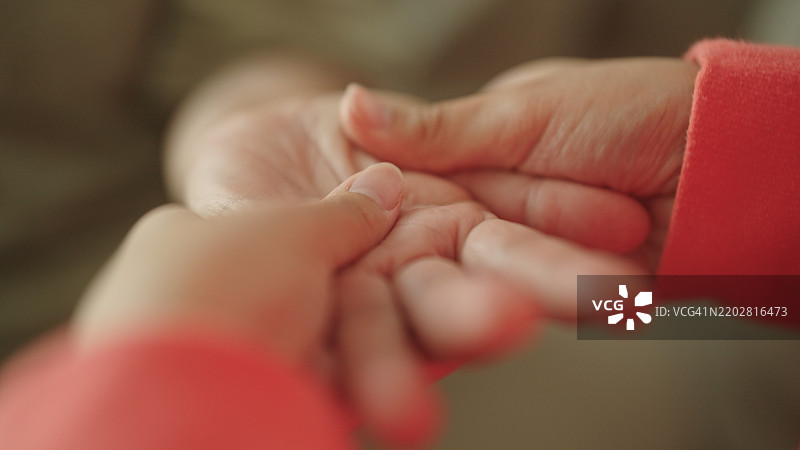 老年人放松按摩。图片素材