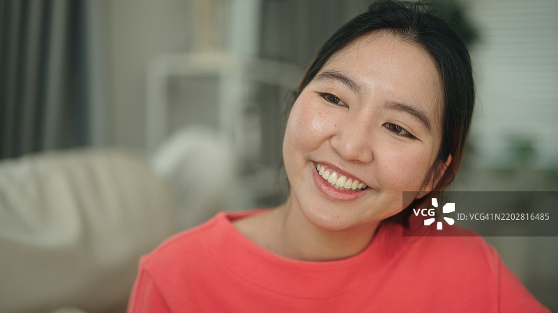 年轻女性为老人按摩。图片素材