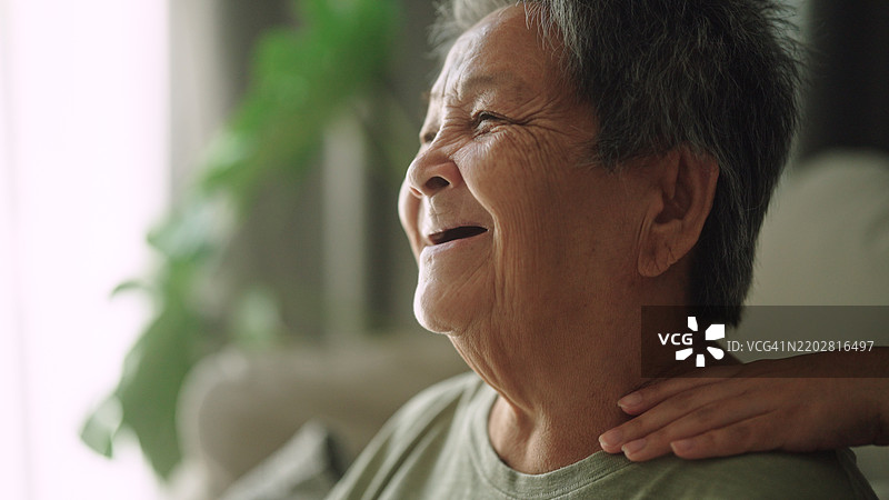 照顾老人。图片素材