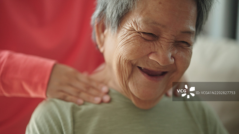 照顾老人。图片素材