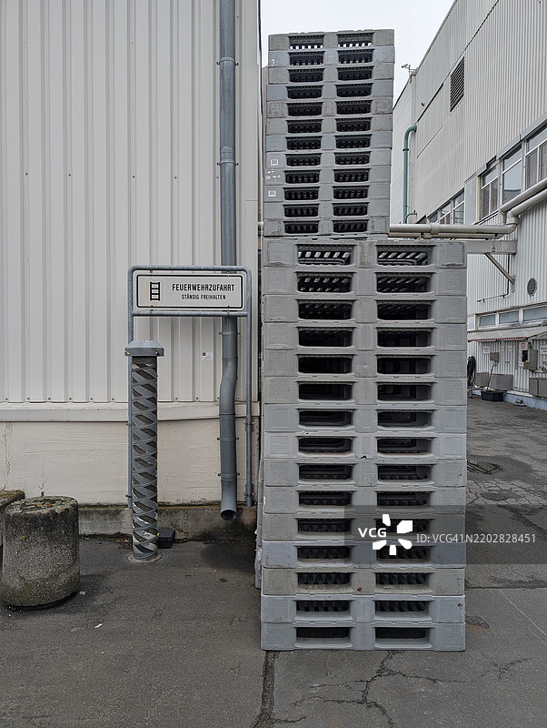 被阻塞的消防通道，旁边有禁止阻塞消防通道的标志图片素材