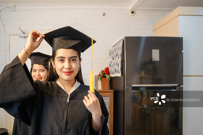 两位年轻女性穿着毕业袍图片素材